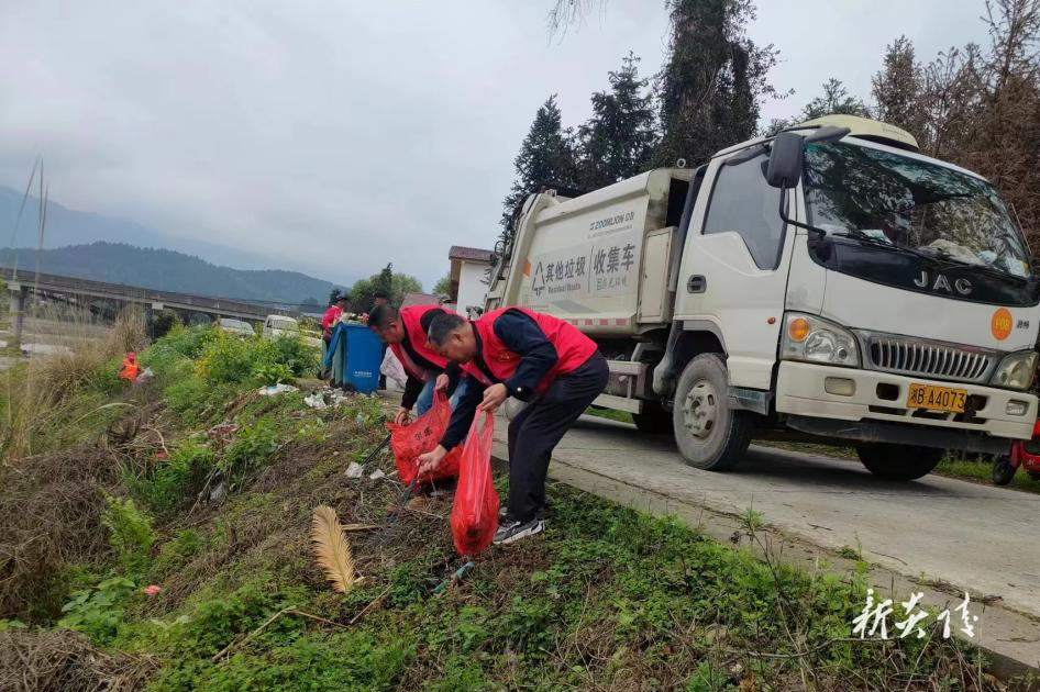 鹿原开展美丽中国青春行动净滩行动