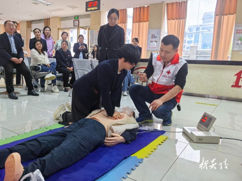 县政务服务中心开展急救技能培训