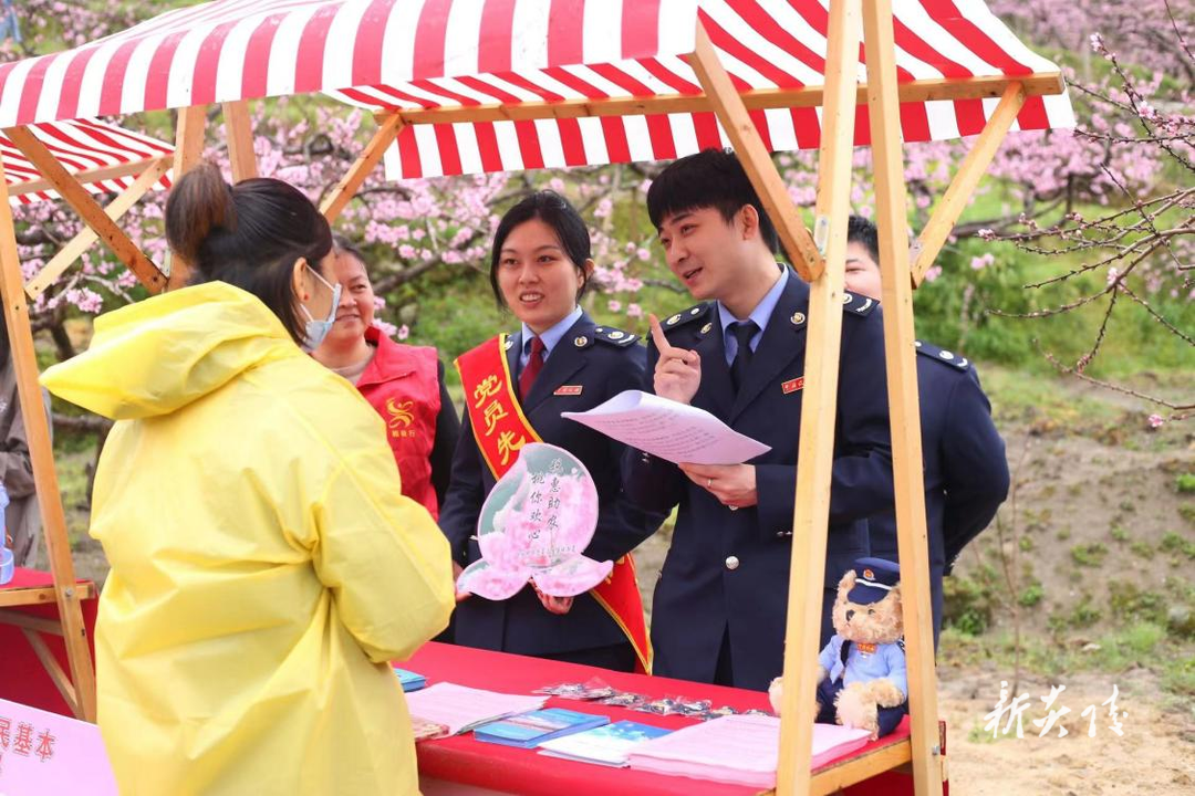 县税务局借力“桃花节”开展税收主题宣传活动1