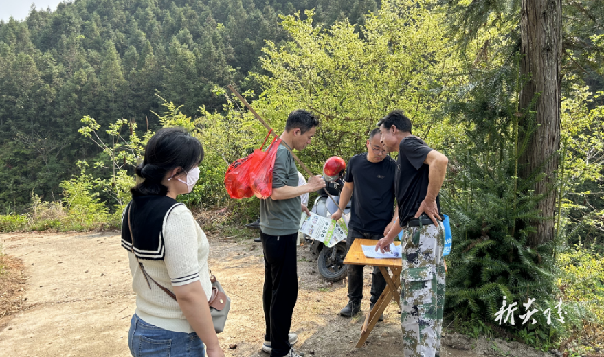 县民政局“清明”期间抓好安全文明祭扫和森林防火工作