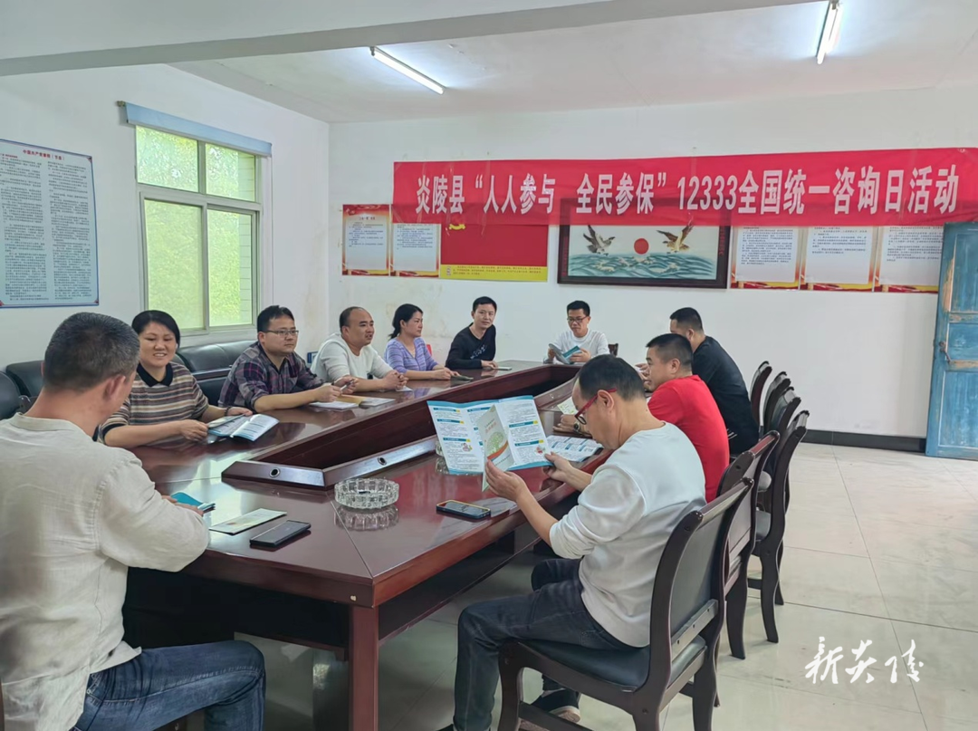 县人社局开展 “12333全国统一咨询日活动”
