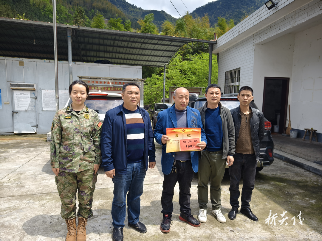 中村瑶族乡为“四有”士兵上门送喜报