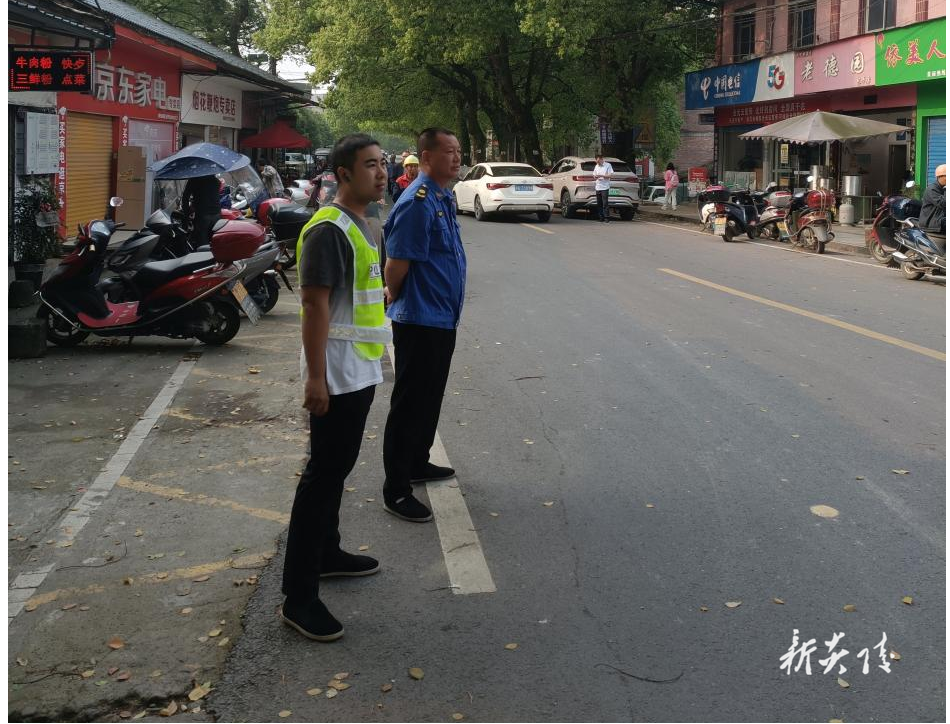 鹿原镇开展交通安全劝导 筑牢道路安全“屏障”