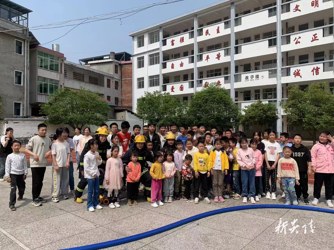 县消防救援大队深入辖区校园开展消防安全“培训+演练”活动