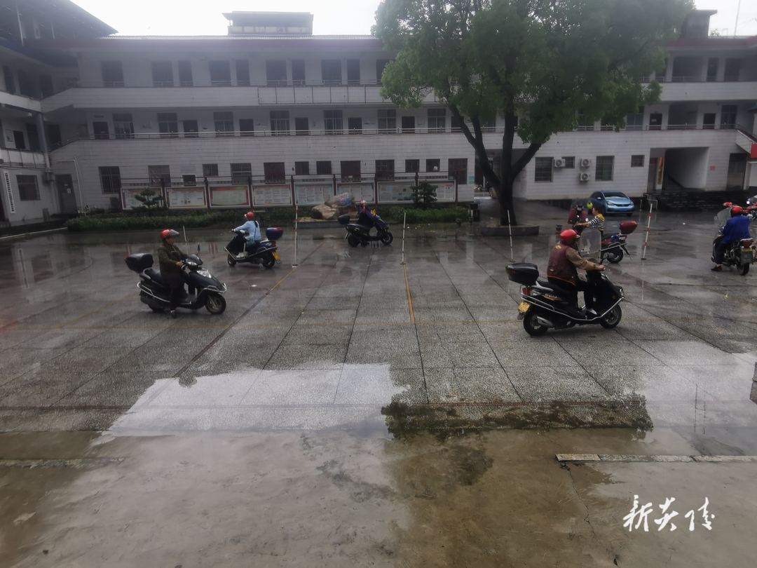 中村瑶族乡开展摩托车驾驶证“送考下乡”活动