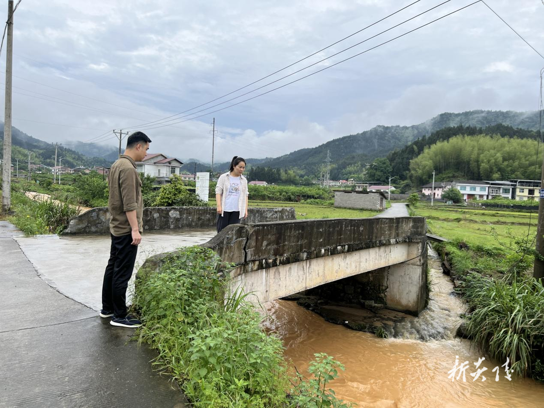 十都镇:巡河不松懈 防汛正当时