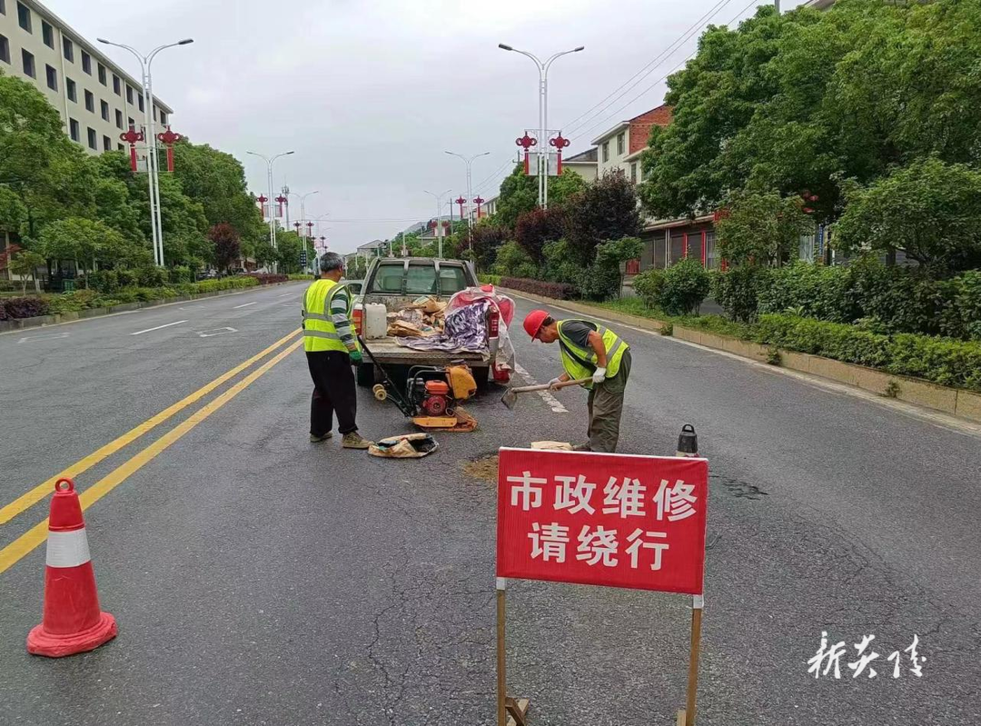 县城管局:路面坑洼存隐患 市政维护解风险