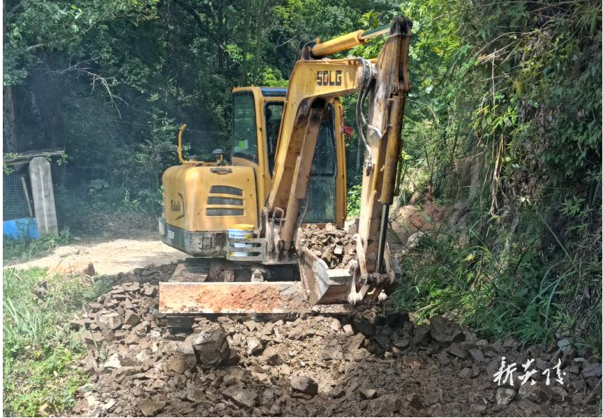 霞阳镇:村民自筹资金 畅通“连心路”