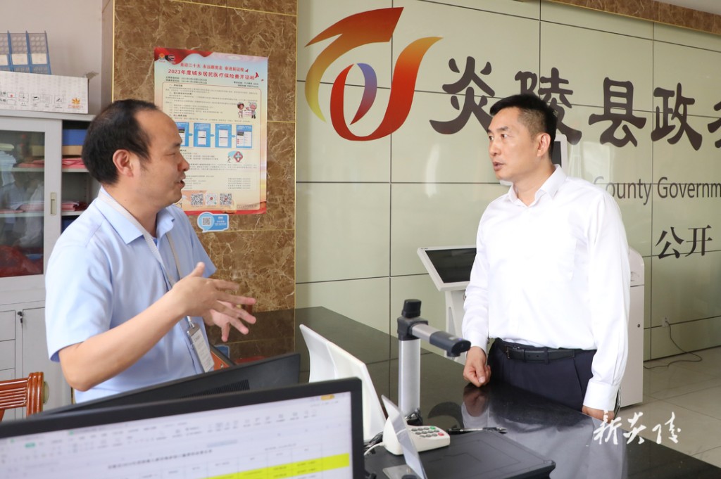 尹朝晖到县政务服务中心调研“放管服”改革工作