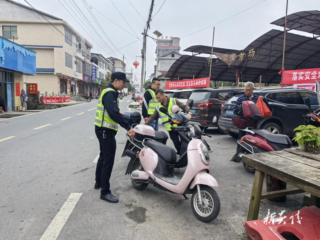 下村乡:顺利完成临时过渡农贸市场搬迁工作1