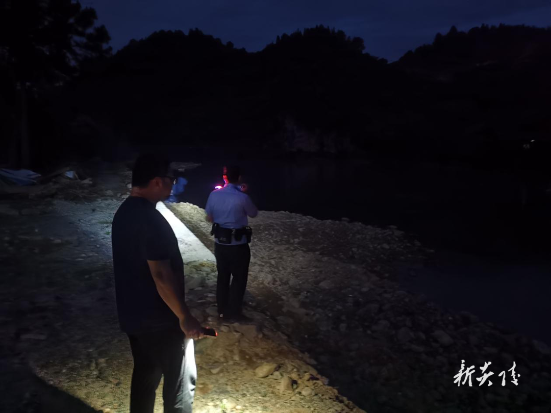 鹿原镇开展“河长+警长”联合巡河行动