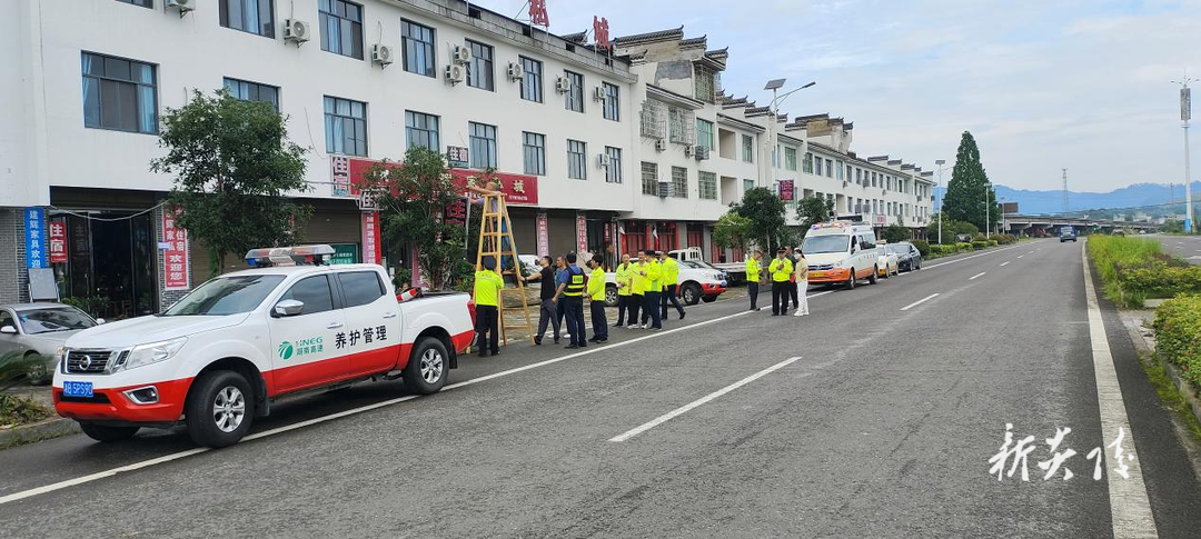 炎陵县多部门联合开展公路路域环境大整治