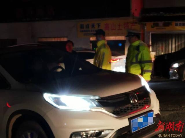 2月16日晚,炎陵县交警在红星桥岗位值守。炎陵县公安局交通警察大队 供图
