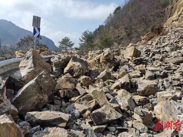 2月17日8时许,国道106线湖南省炎陵县耕熟岭1981公里处再次大面积塌方,落石覆盖路面。炎陵县公安局 供图