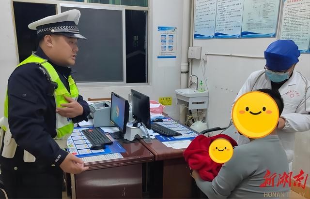 2月17日晚,交警将国道被困老人和婴儿护送至炎陵县县人民医院。炎陵县公安局 供图(1)
