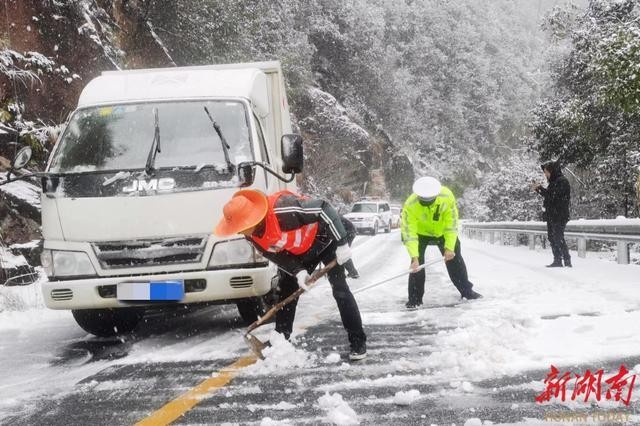 炎陵县民警在106国道耕熟岭路段解救被困车辆。炎陵县公安局交通警察大队 供图