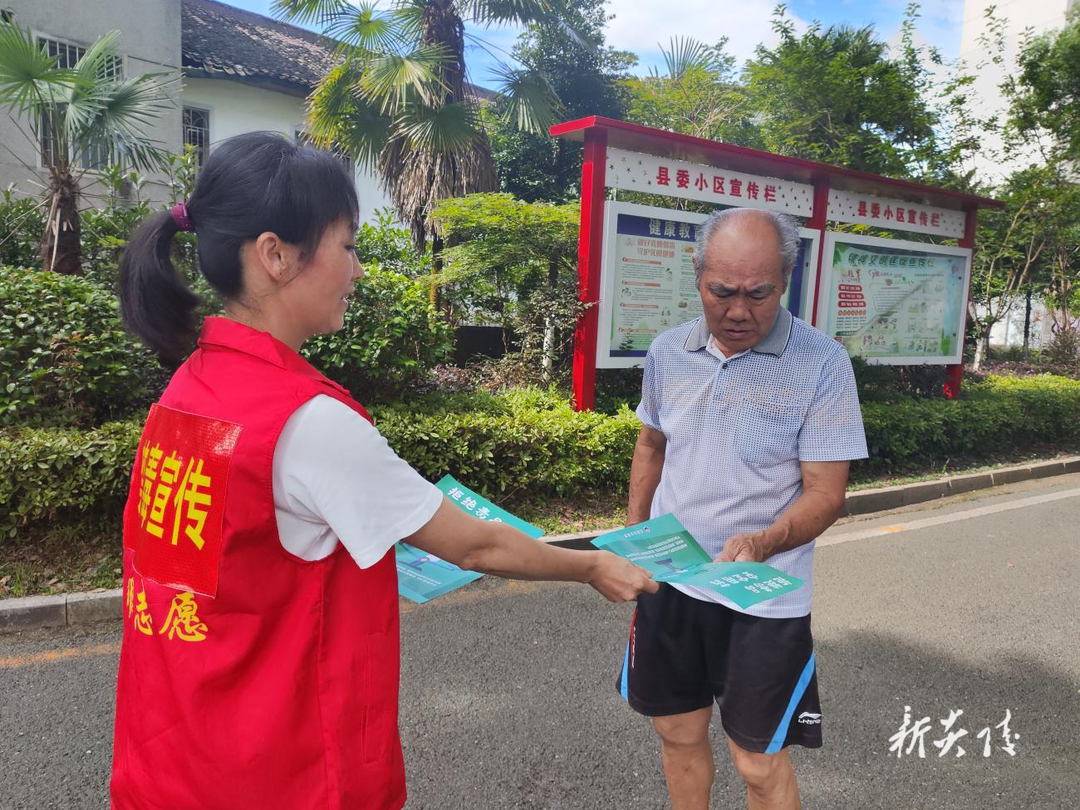 霞阳镇开展“禁毒宣传携手两癌筛查”双重关爱活动