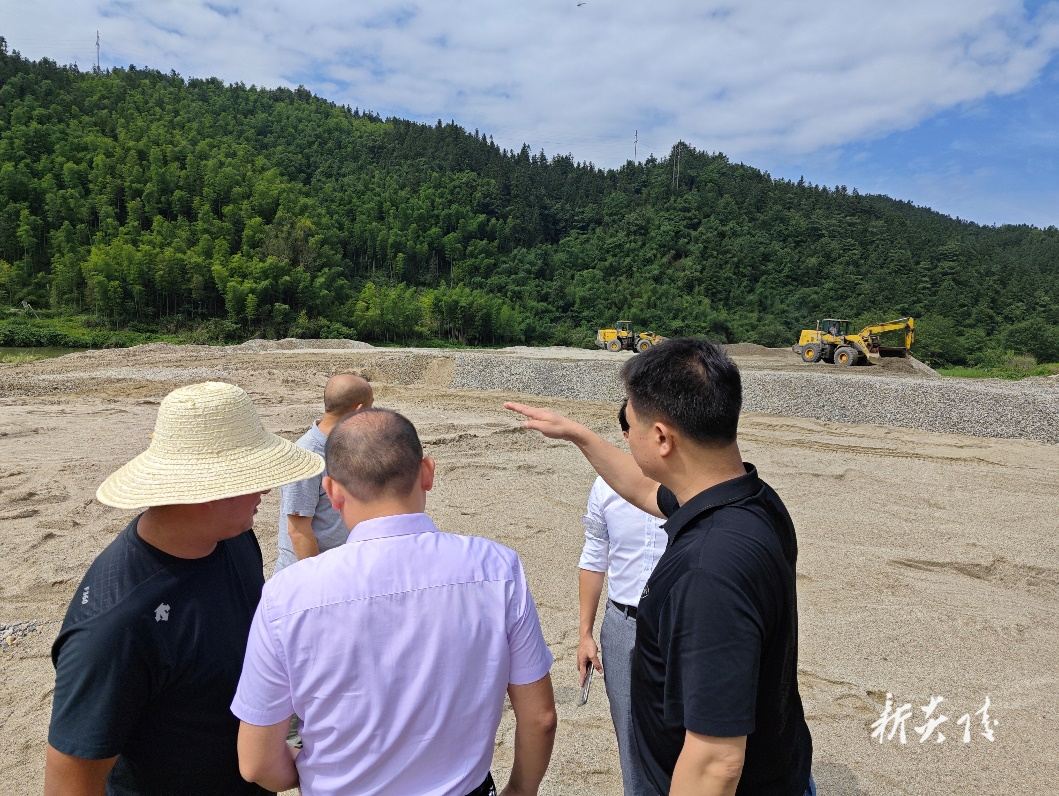 十都镇:严打非法采砂 筑牢生态防线