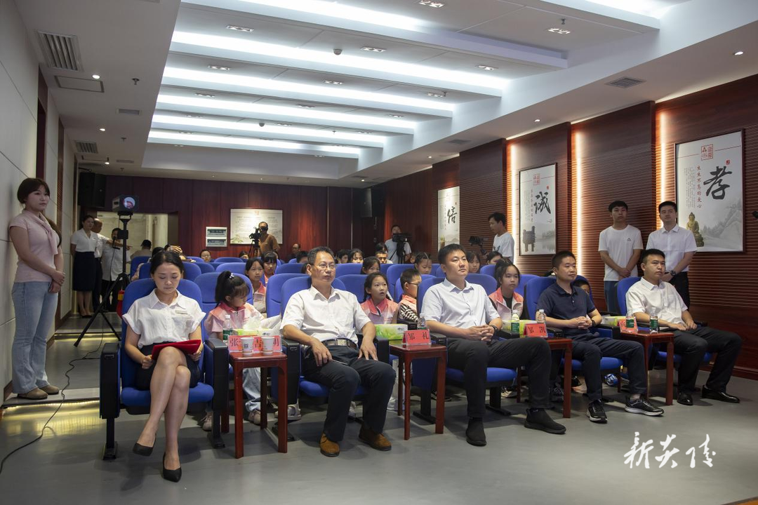 县红标馆举行红领巾暨青年志愿讲解员实践活动启动仪式