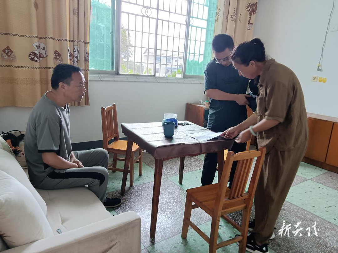 鹿原镇:深入基层走访 关爱低保家庭