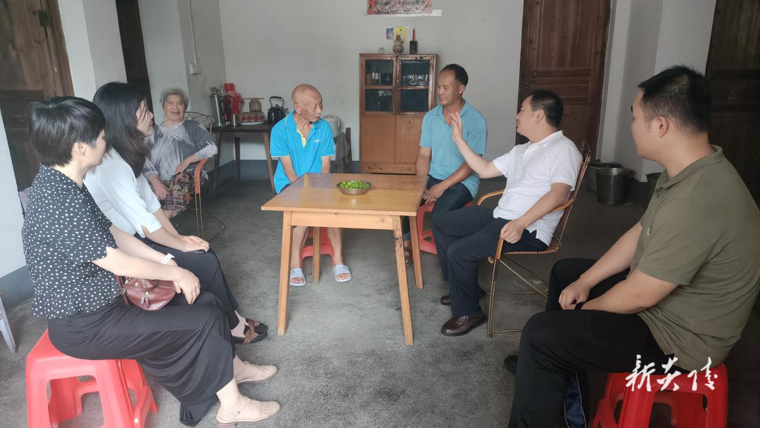 市派驻水西村后盾单位集体到村开展慰问和调研