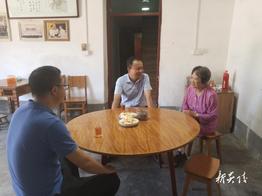 中村瑶族乡:“七一”慰问党情浓 关怀关心暖人心