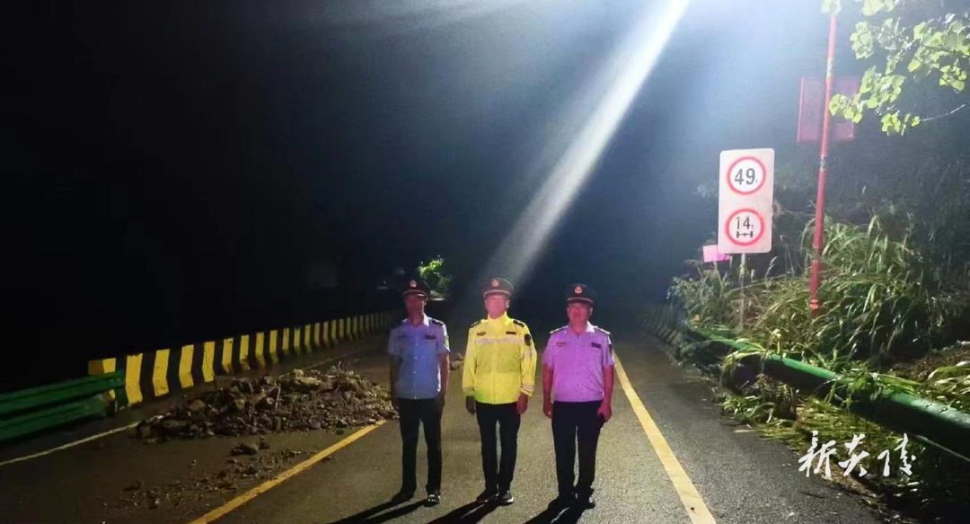 通宵守桥站岗 炎陵交通坚守防汛抗灾第一线