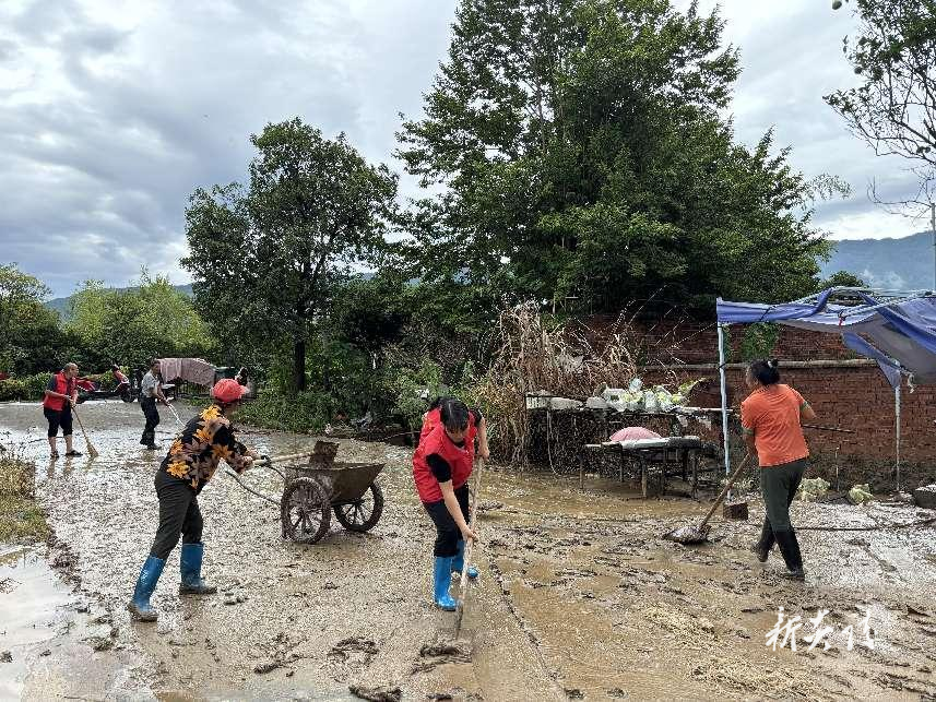 鹿原镇团委:清淤行动显担当 助力汛期保畅通