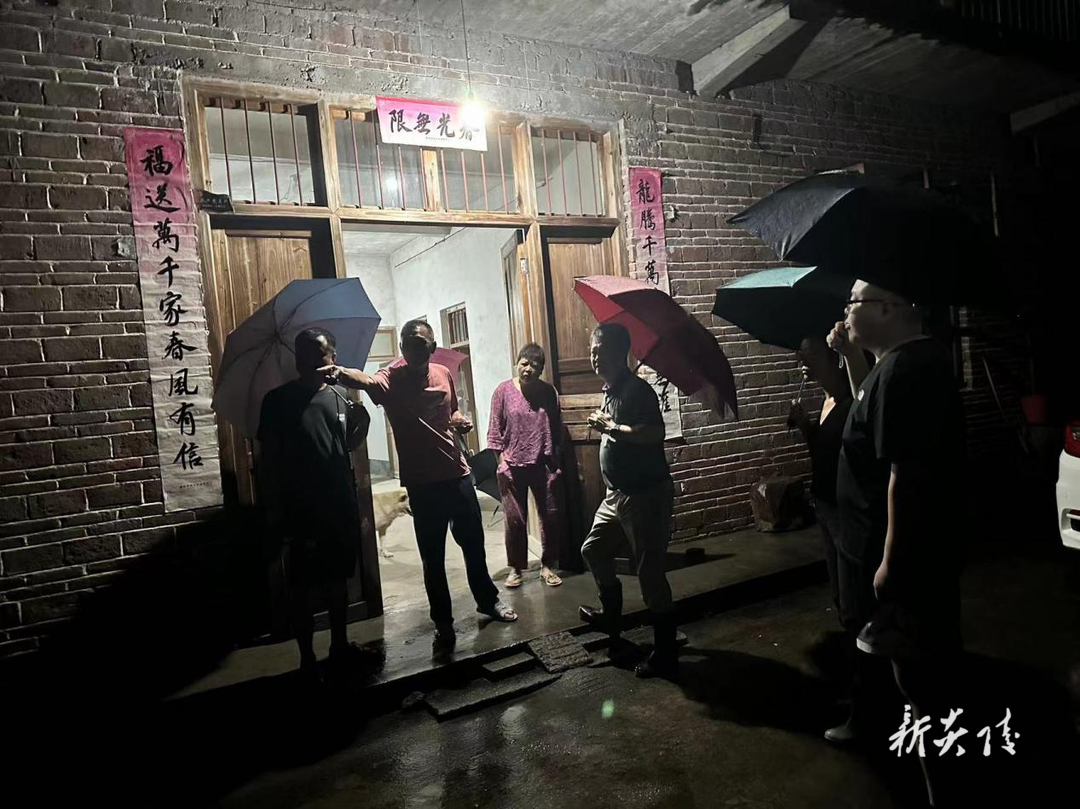 十都镇:以“汛”为令 党员干部挺身而出显担当