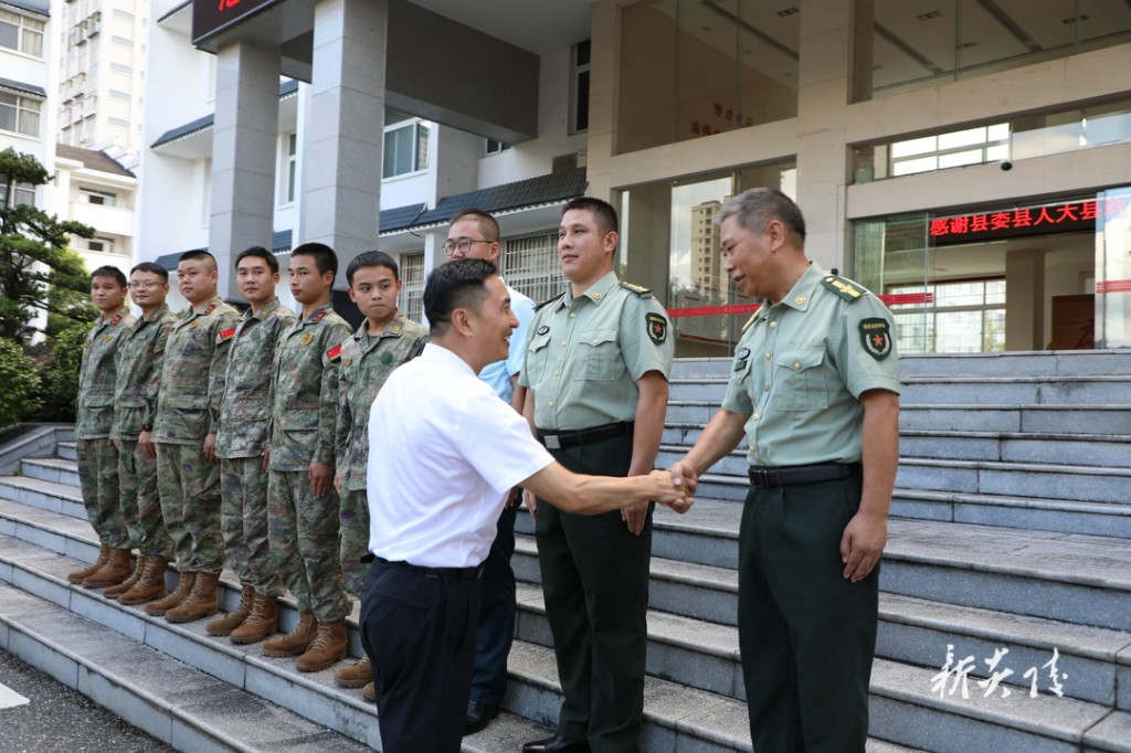 领导慰问驻炎部队官兵和消防救援人员
