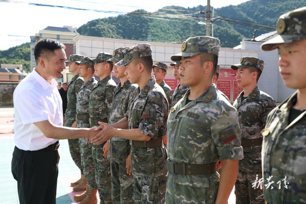 领导慰问驻炎部队官兵和消防救援人员1