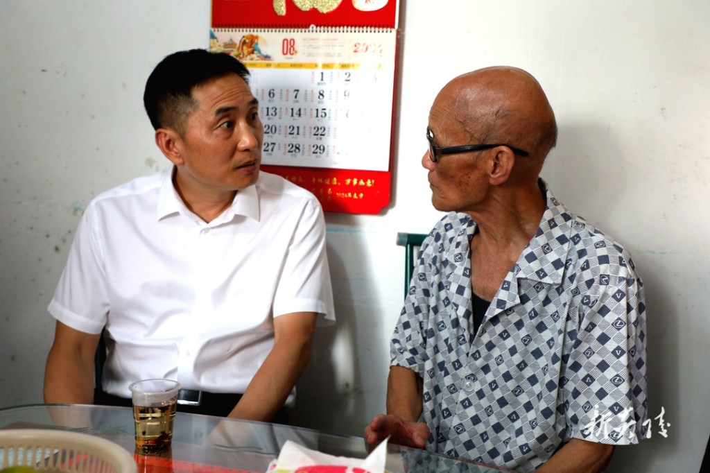 领导慰问驻炎部队官兵和消防救援人员2