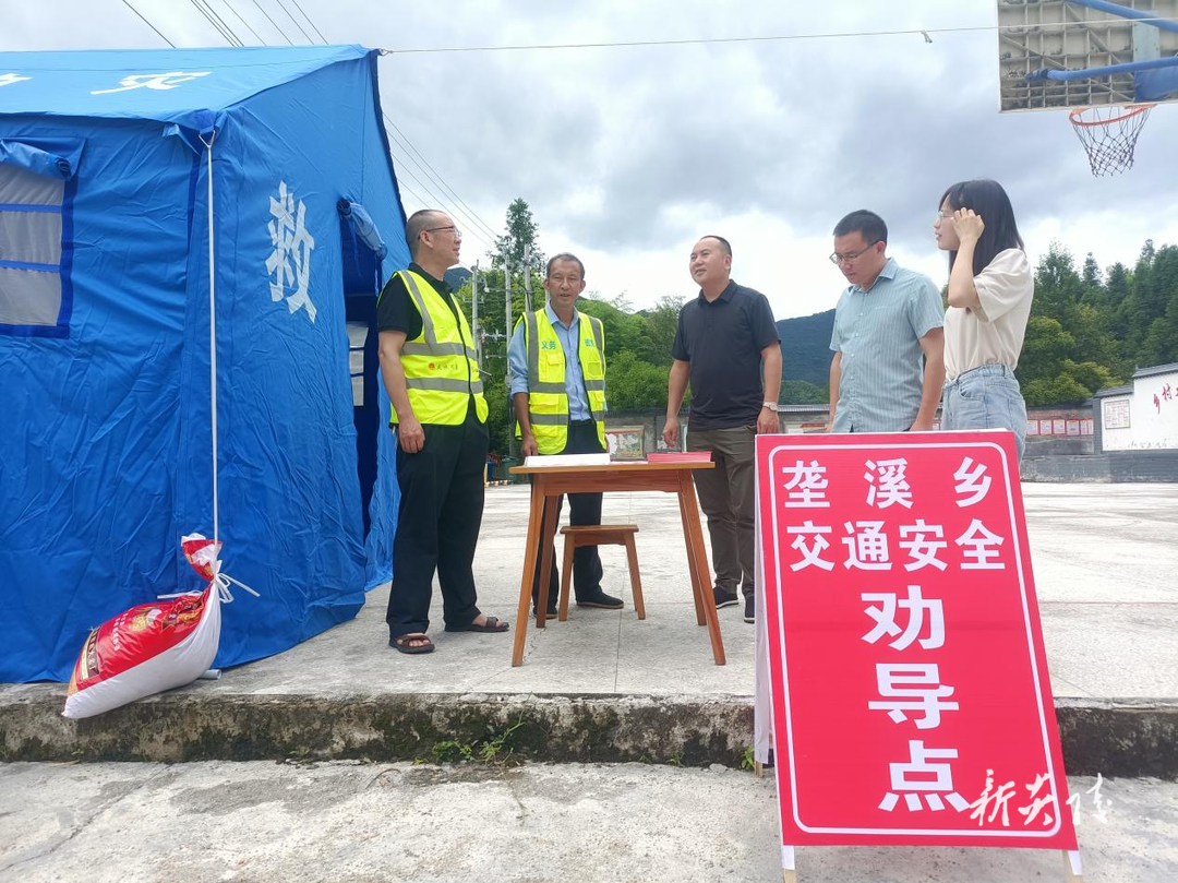 垄溪乡开展交通劝导 保障黄桃运输安全