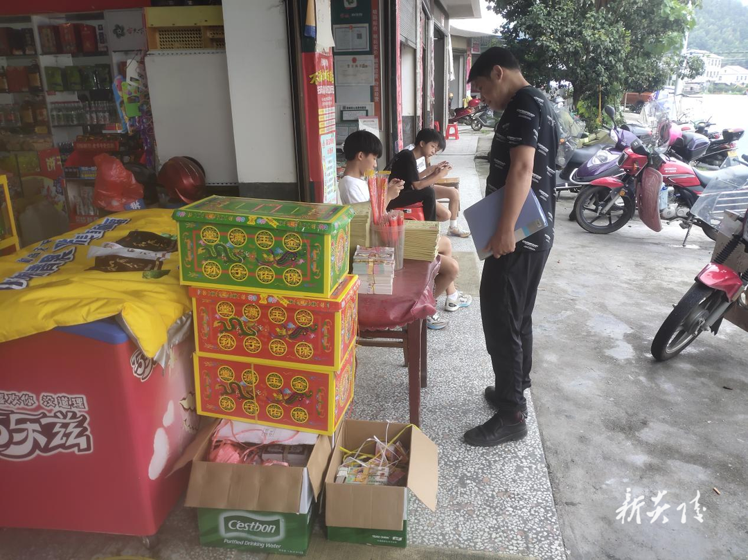 垄溪乡开展烟花爆竹“打非治违”专项行动