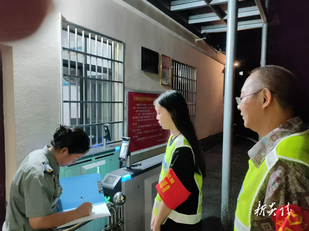 霞阳镇:党员群众齐上阵 织密治安防护网