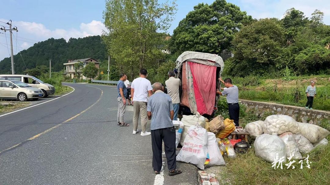 鹿原镇:老人骑车不慎侧翻 干群合力暖心救助