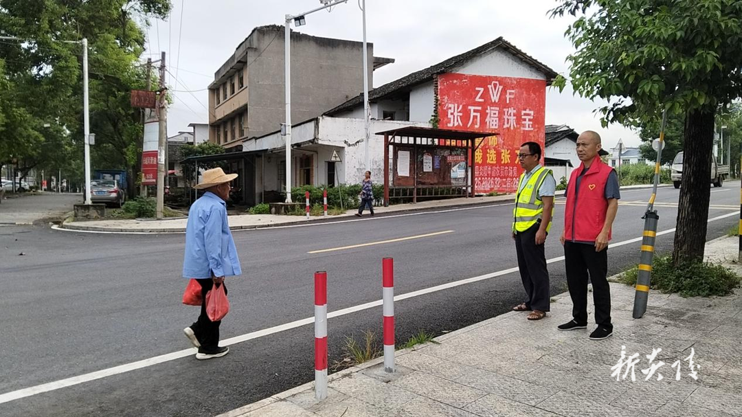 鹿原镇:积极开展交通劝导 筑牢道路安全防线