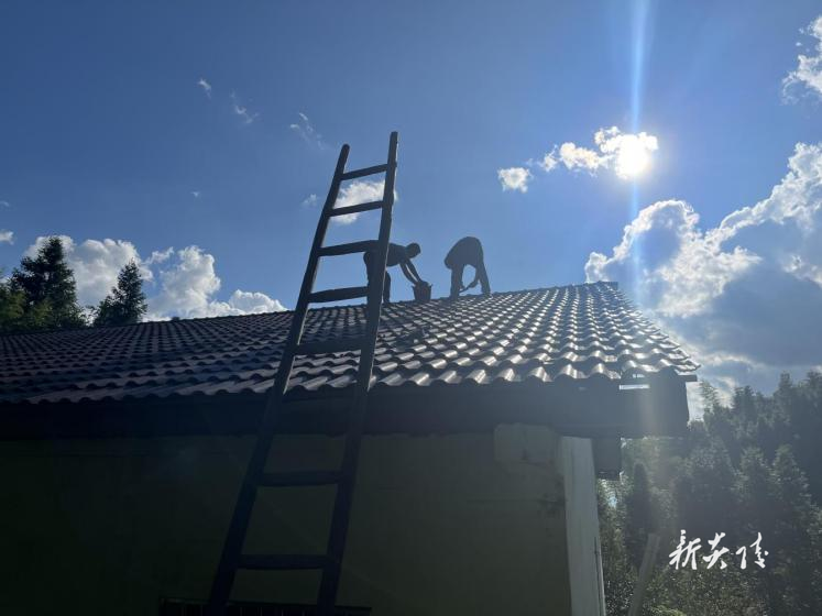 策源乡:心系群众办实事 修缮屋顶暖人心