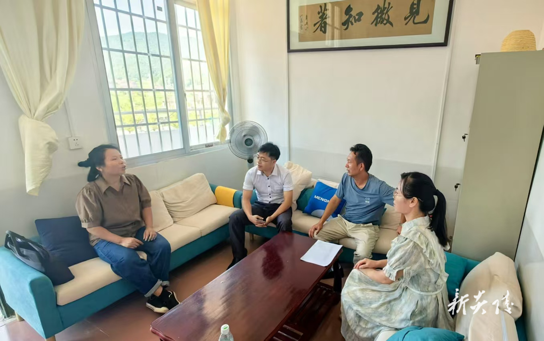 十都镇开展教师节走访慰问活动