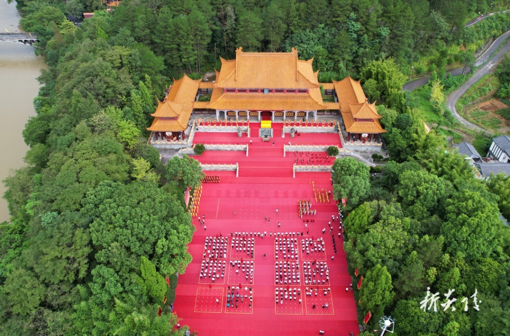 两岸同胞共拜炎帝陵