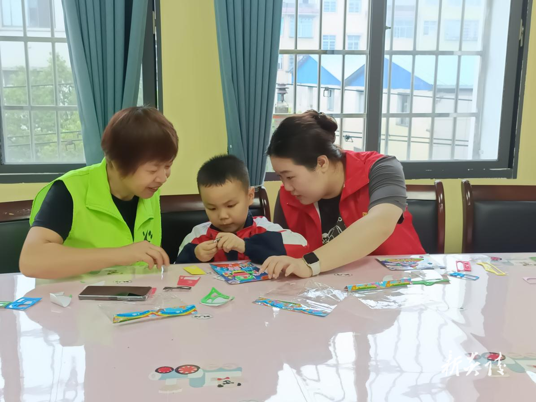 霞阳镇西区社区儿童之家开展3D贴纸绘画活动1