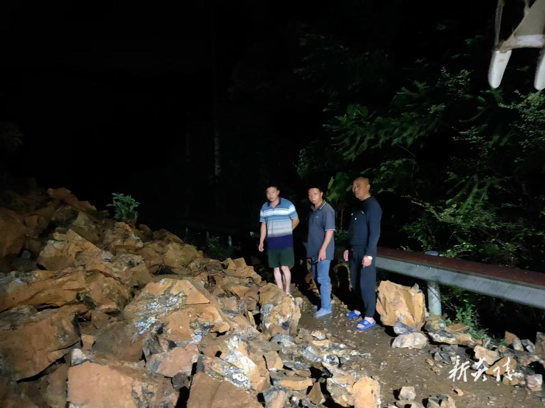 下村乡:连夜抢修塌方路段确保道路安全畅通