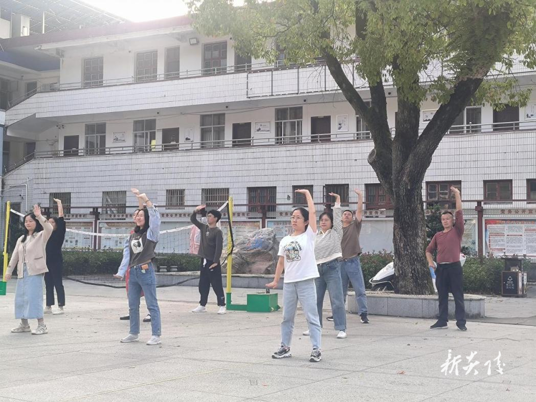 中村瑶族乡:年轻干部练八段锦 展活力风采