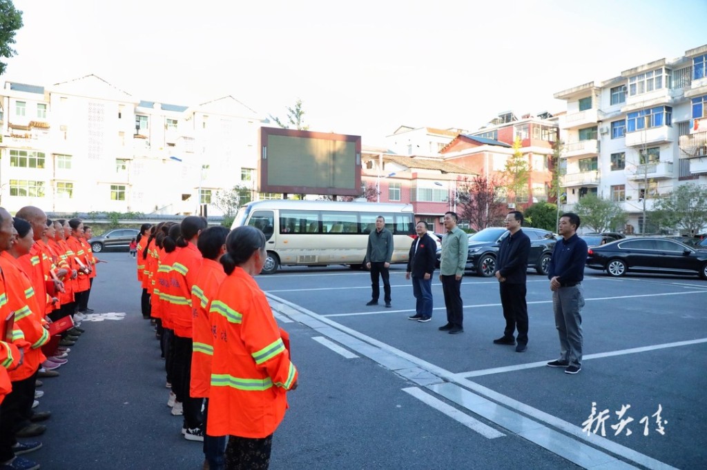 庆祝湖南省第二十九届环卫工人节:县四大家主要领导看望慰问环卫工人