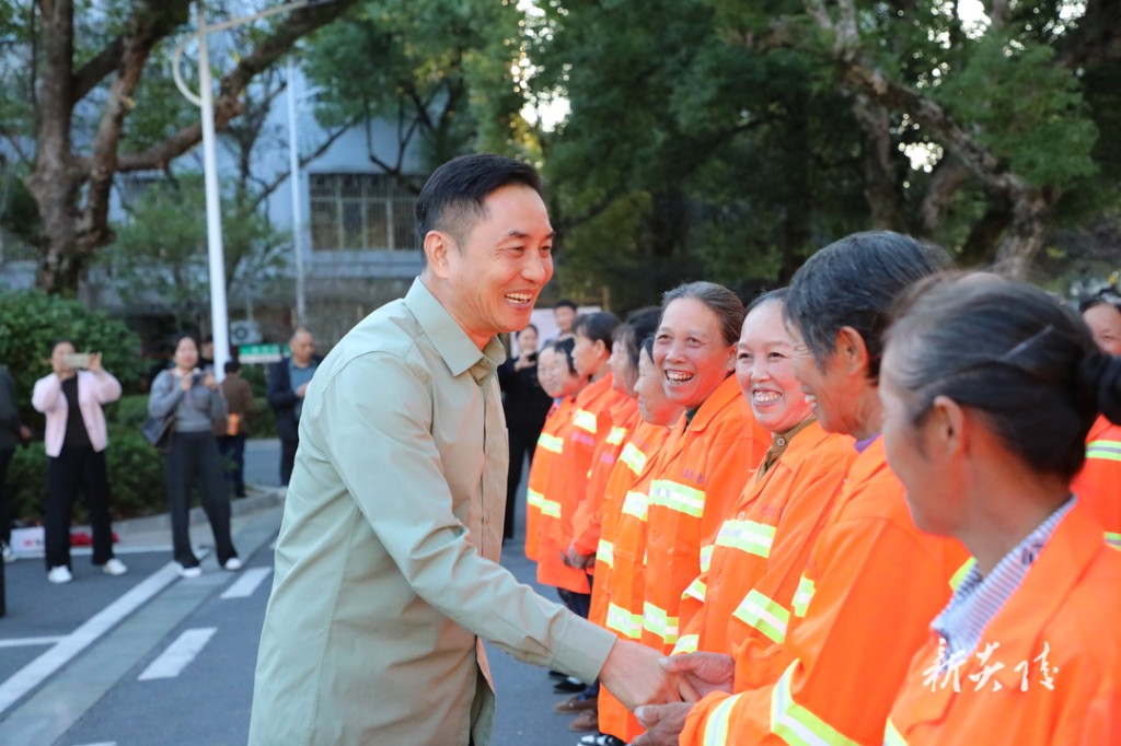 庆祝湖南省第二十九届环卫工人节:县四大家主要领导看望慰问环卫工人1.JPG
