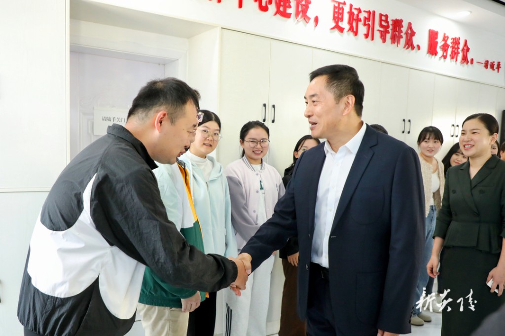 庆祝第二十五个中国记者节:尹朝晖看望慰问新闻工作者