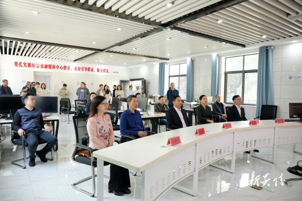 庆祝第二十五个中国记者节:尹朝晖看望慰问新闻工作者1