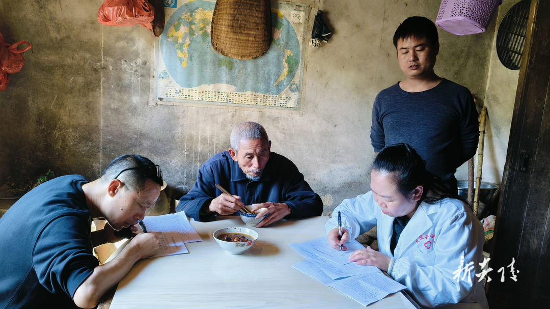 水口镇开展暖心评残行动1