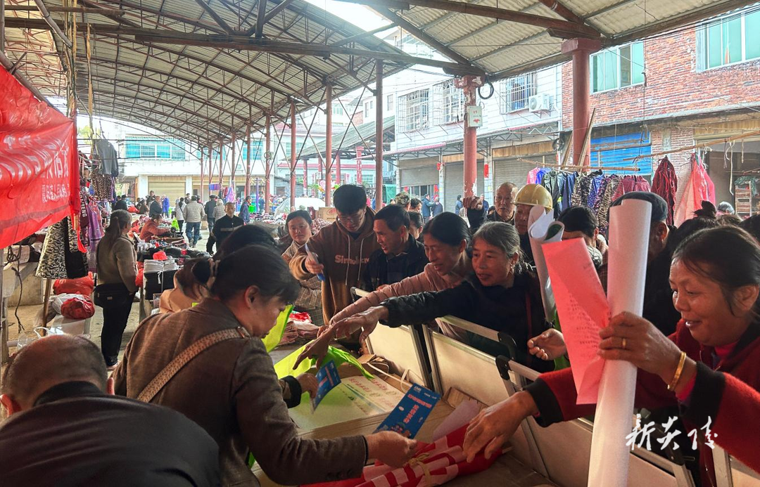 霞阳镇:跟着群众“赶大集” 宣传知识“入民心”