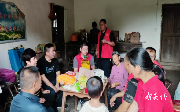 人大代表入户进行政策宣传